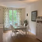 Spacious Apartment Near Champs Elysees