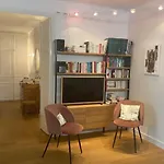 Spacious Apartment Near Champs Elysees