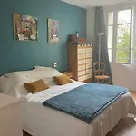 Spacious Apartment Near Champs Elysees